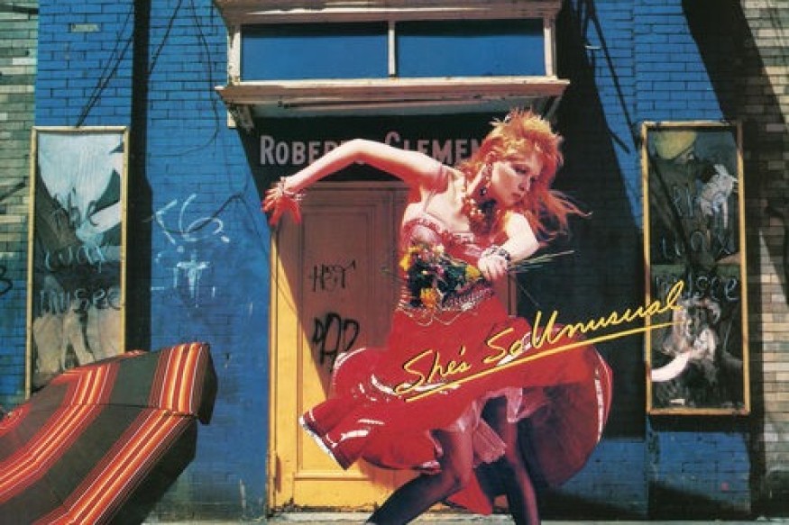 À 42 ans, She’s So Unusual raconte comment Cyndi Lauper a déjoué le plan initial de son label